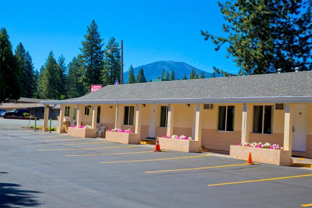 Shasta Pines Motel & Suites Burney Exterior foto