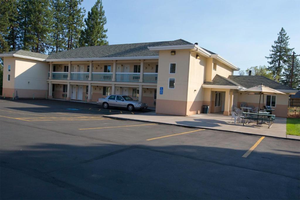 Shasta Pines Motel & Suites Burney Exterior foto