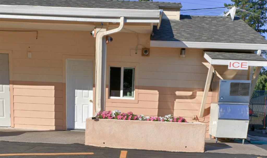 Shasta Pines Motel & Suites Burney Exterior foto