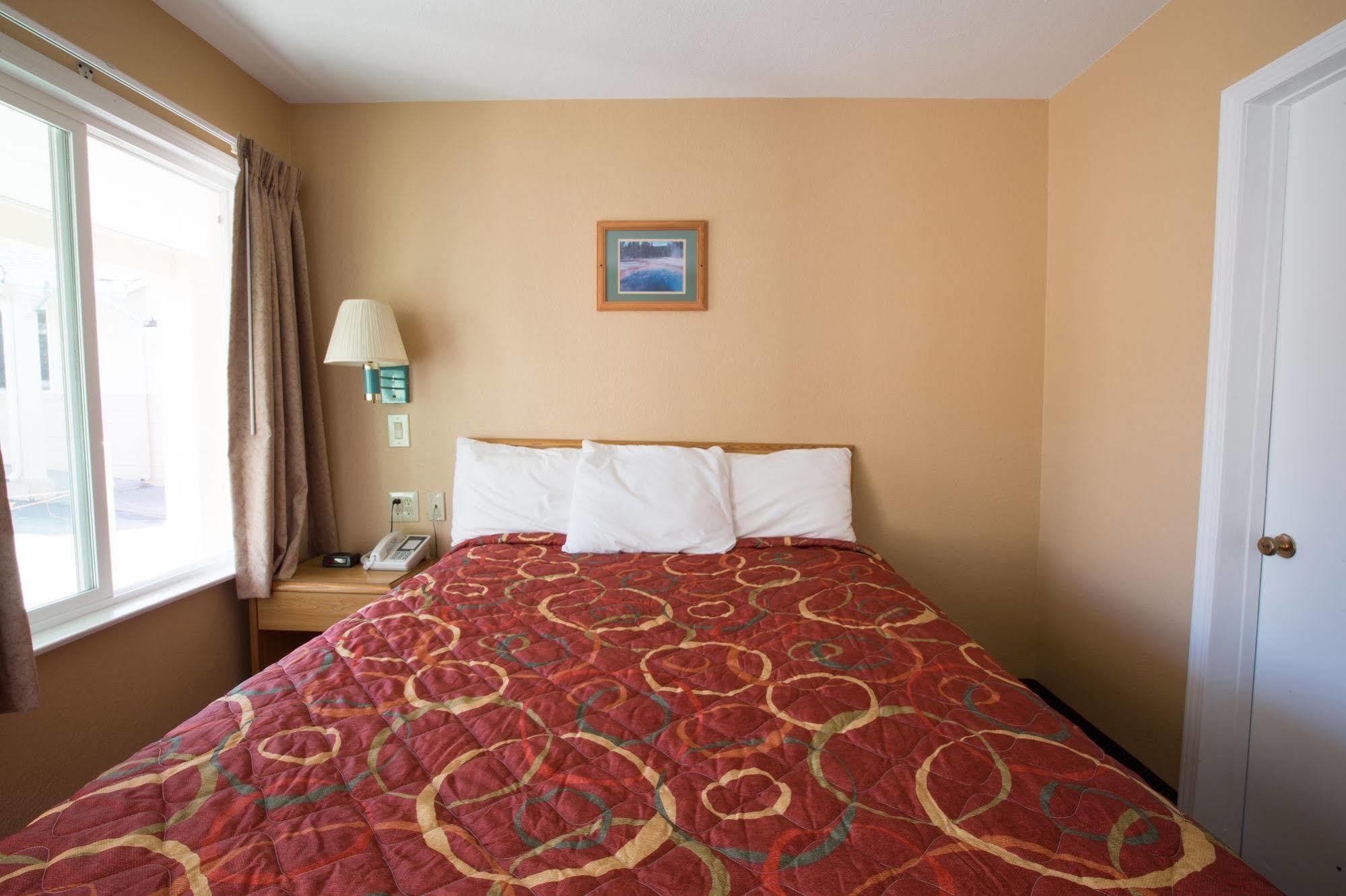 Shasta Pines Motel & Suites Burney Exterior foto
